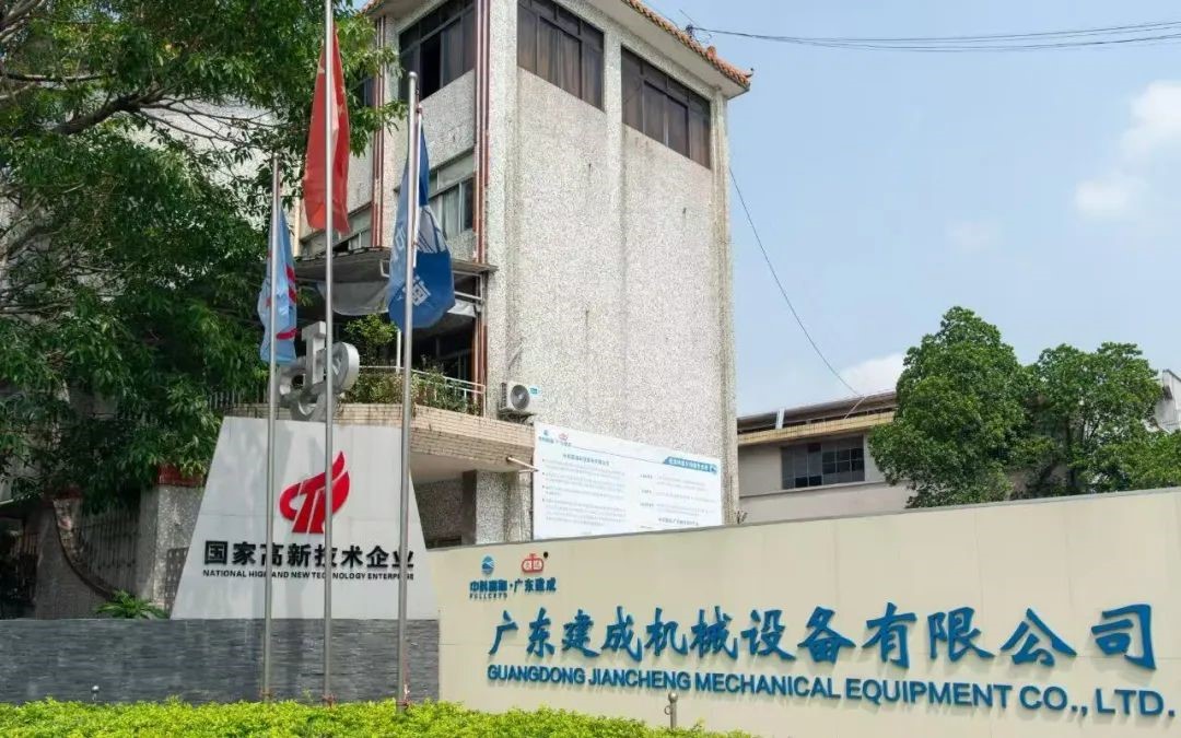 国道油罐车侧翻起火！司机脱困后，群众与司机这些操作很关键(图5)