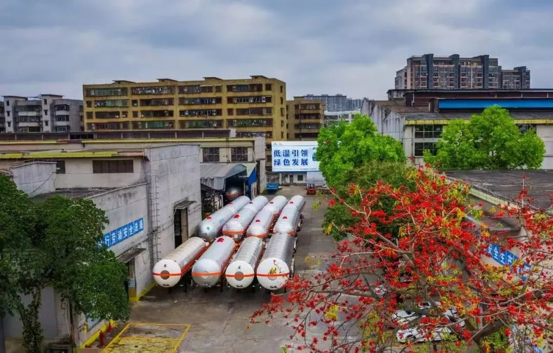 国道油罐车侧翻起火！司机脱困后，群众与司机这些操作很关键(图6)