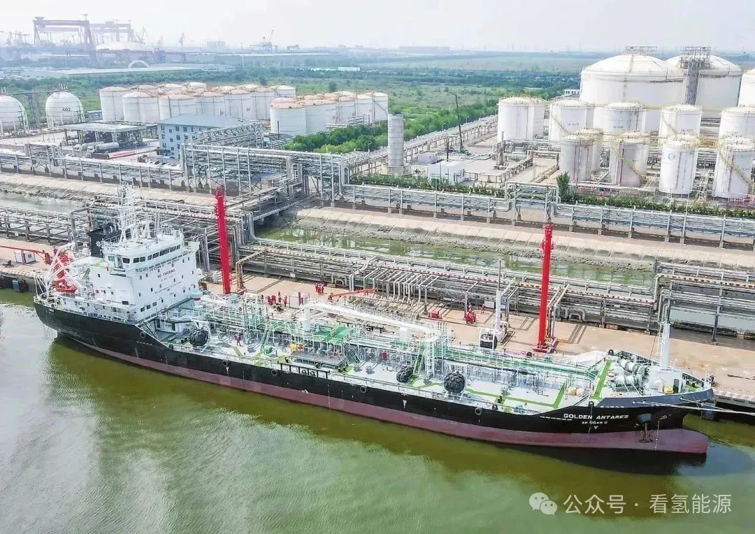 中国首批！5000吨绿色甲醇从天津港启航，全球航运脱碳迎来“中国方案”(图1)