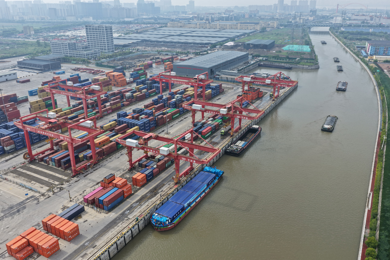 全国首艘内河氢能集装箱船“东方氢港”号首航(图3) 全国首艘内河氢能集装箱船“东方氢港”号首航(图3)