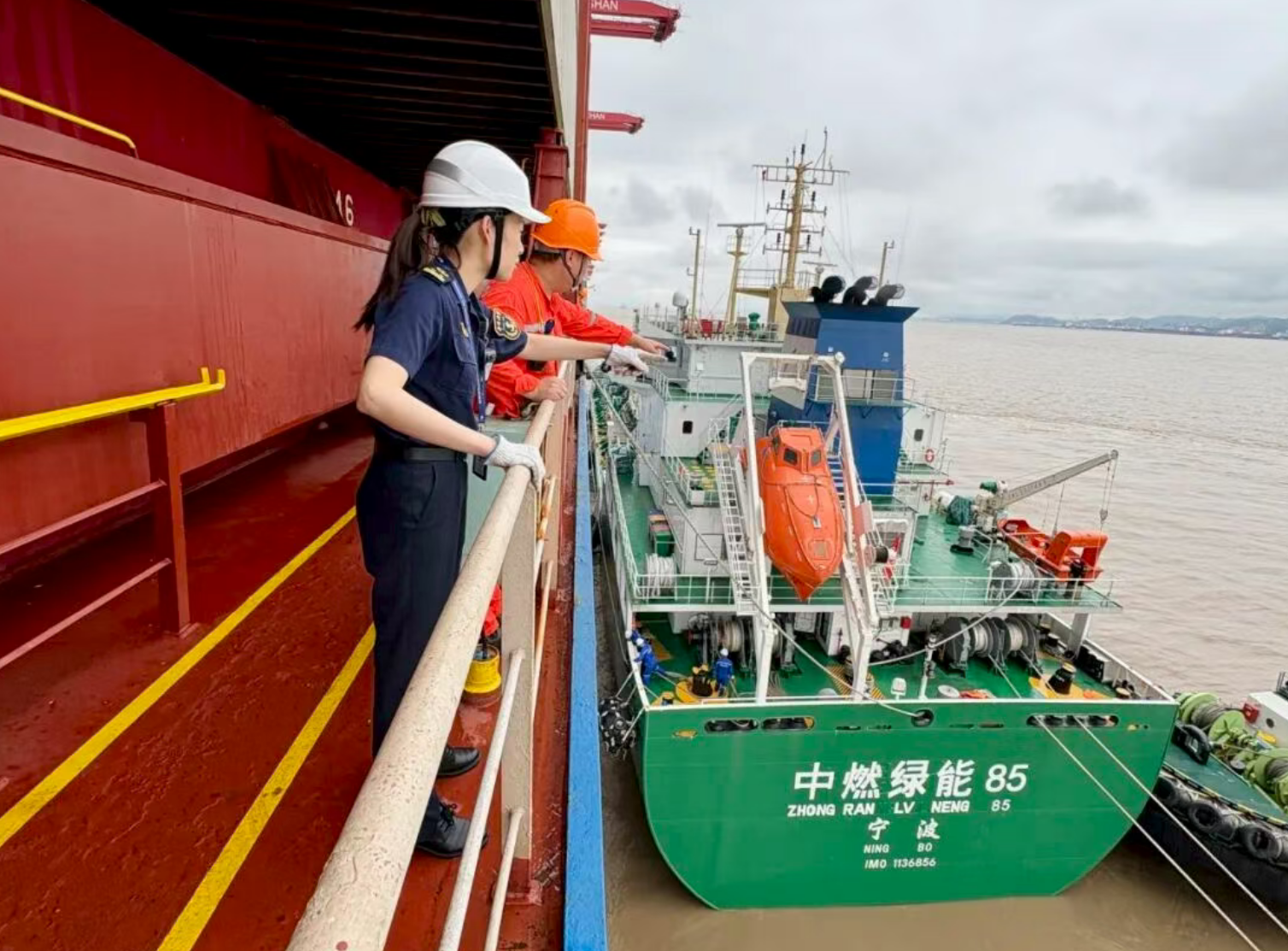 【宁波海事】全国首次!宁波舟山港完成国际航行船舶绿色燃料“一港三供”(图10) 【宁波海事】全国首次!宁波舟山港完成国际航行船舶绿色燃料“一港三供”(图10)
